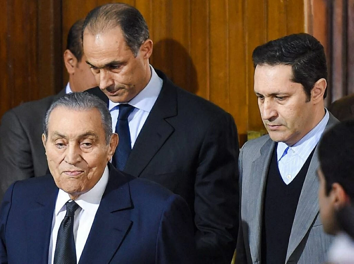 محمد حسنى مبارك ونجليه علاء وجمال - صورة أرشيفية