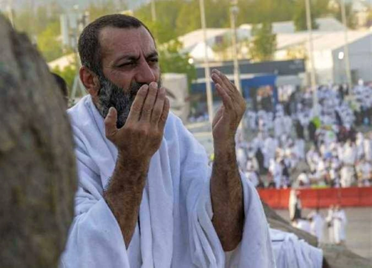 حجاج بيت الله يصعدون جبل عرفات استعدادًا لأداء أعظم أركان الحج «الوقوف بعرفة»