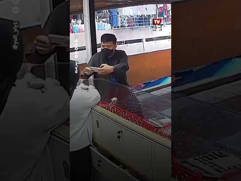 في ثوانٍ.. لص يسرق سبائك ذهبية من متجر مجوهرات بإندونيسيا