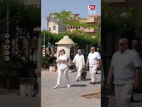 أقارب وأصدقاء الفنان محمد مرزبان يرتدون الأبيض في تشييع جثمانه بمسجد حسن الشربتلي