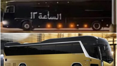 الأتوبيس المشهور باسم &laquo;أتوبيس الساعة 12&raquo; (أعلى)