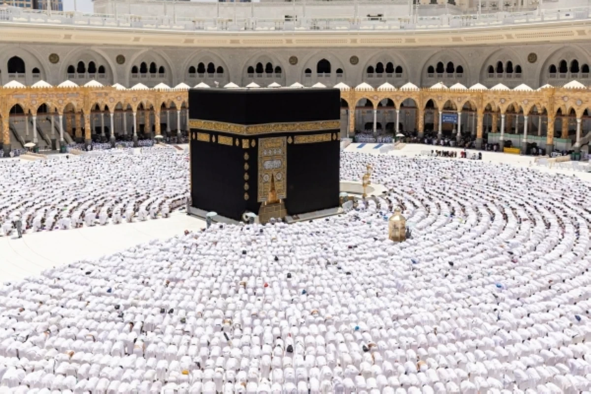 آلاف المصلين يؤدون صلاة الجمعة في المسجد الحرام