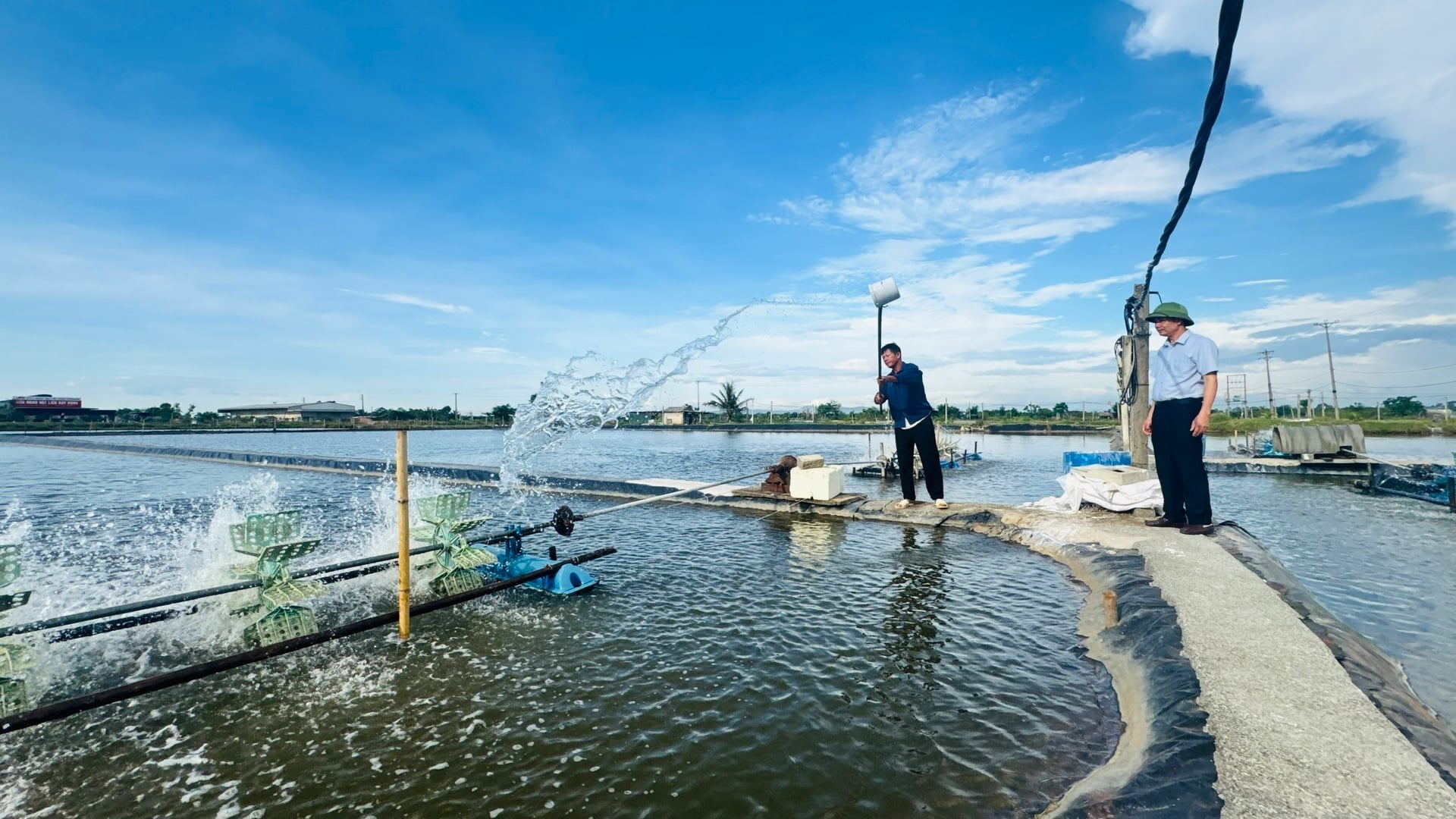 Các thành viên HTX Nuôi trồng thủy sản Hà Voọc thường xuyên kiểm tra môi trường ao nuôi, tăng cường quạt nước nhằm duy trì hàm lượng oxy hòa tan cho tôm. Ảnh: Ánh Nguyệt.